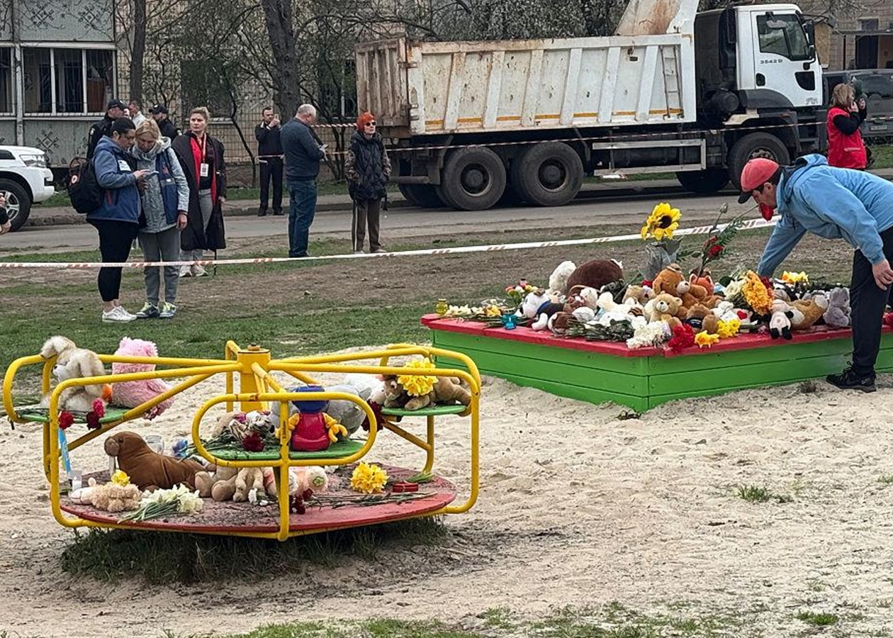 Повреждённая детская площадка в Кривом Роге после российского ракетного удара