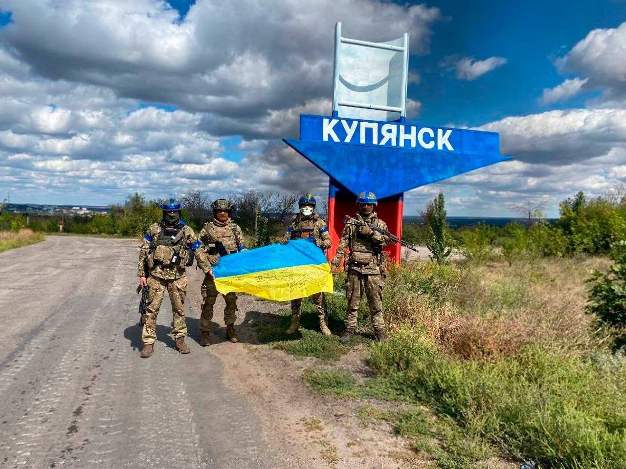 Украинские военнослужащие у знака Купянска