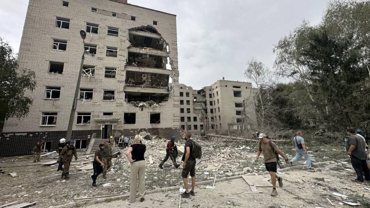 Разрушенное здание военного института в Полтаве после российского удара
