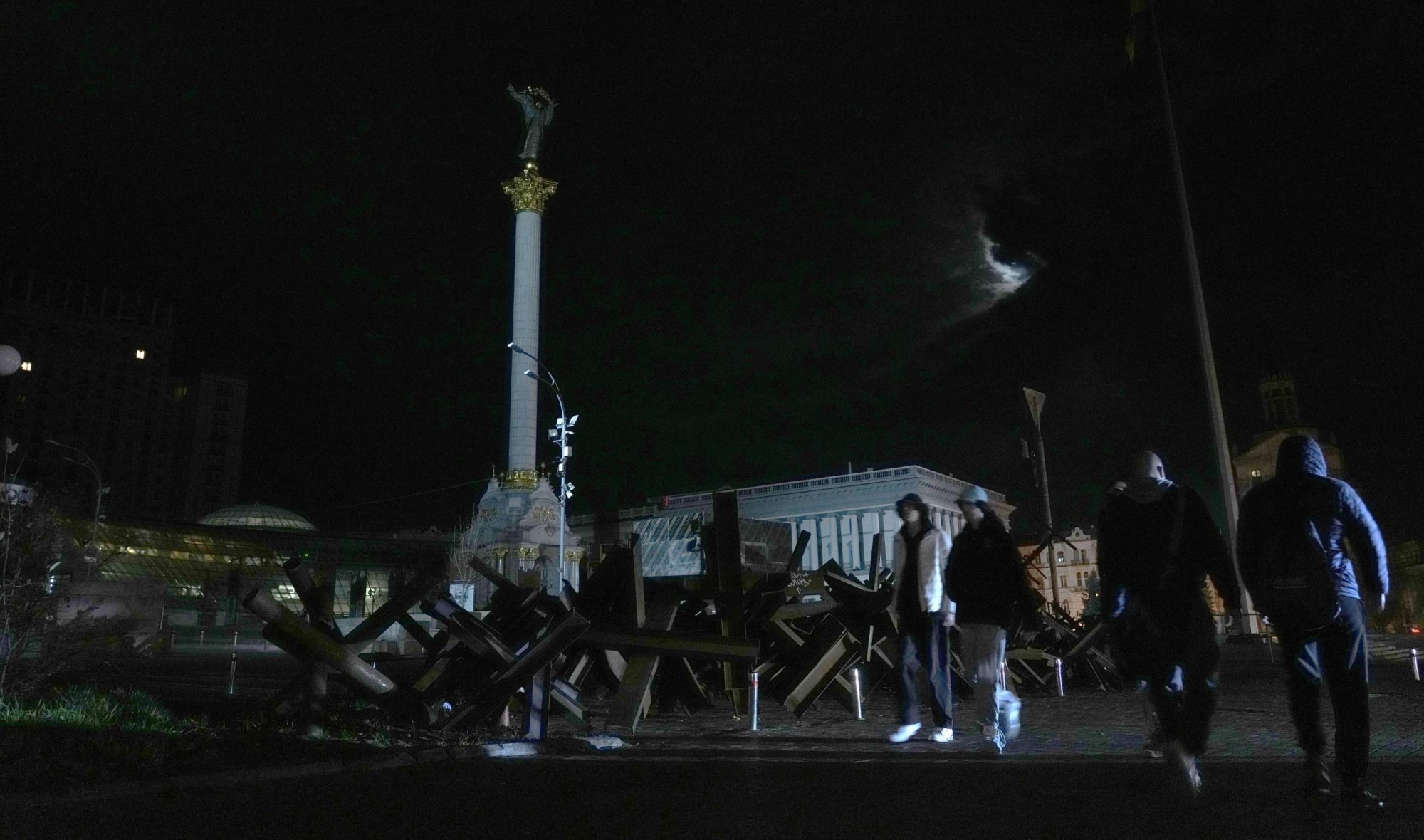 Тёмная площадь Независимости во время отключения света в Киеве