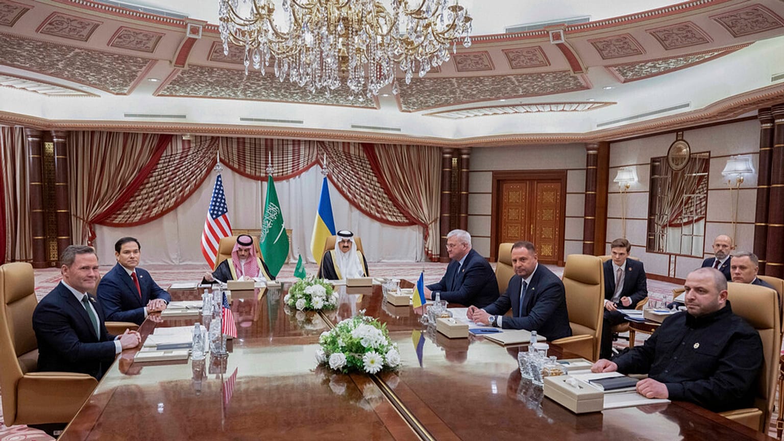 Украинская и американская делегации на переговорах в Джидде