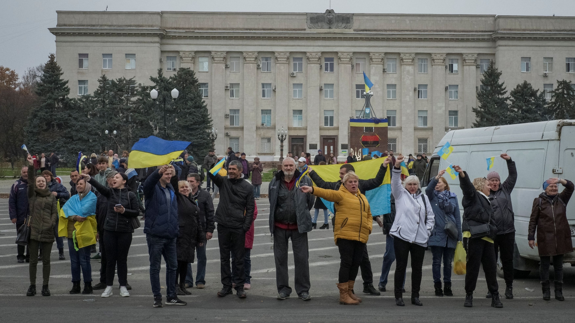 Жители Херсона празднуют освобождение города