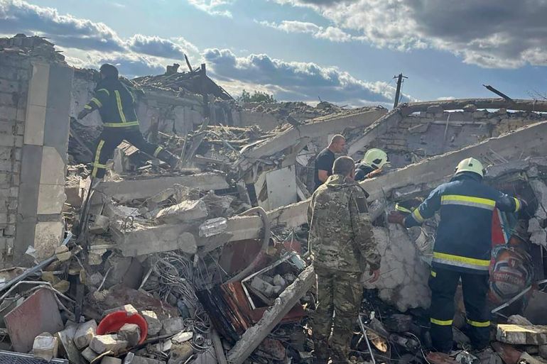 Спасатели после российского удара по селу Гроза