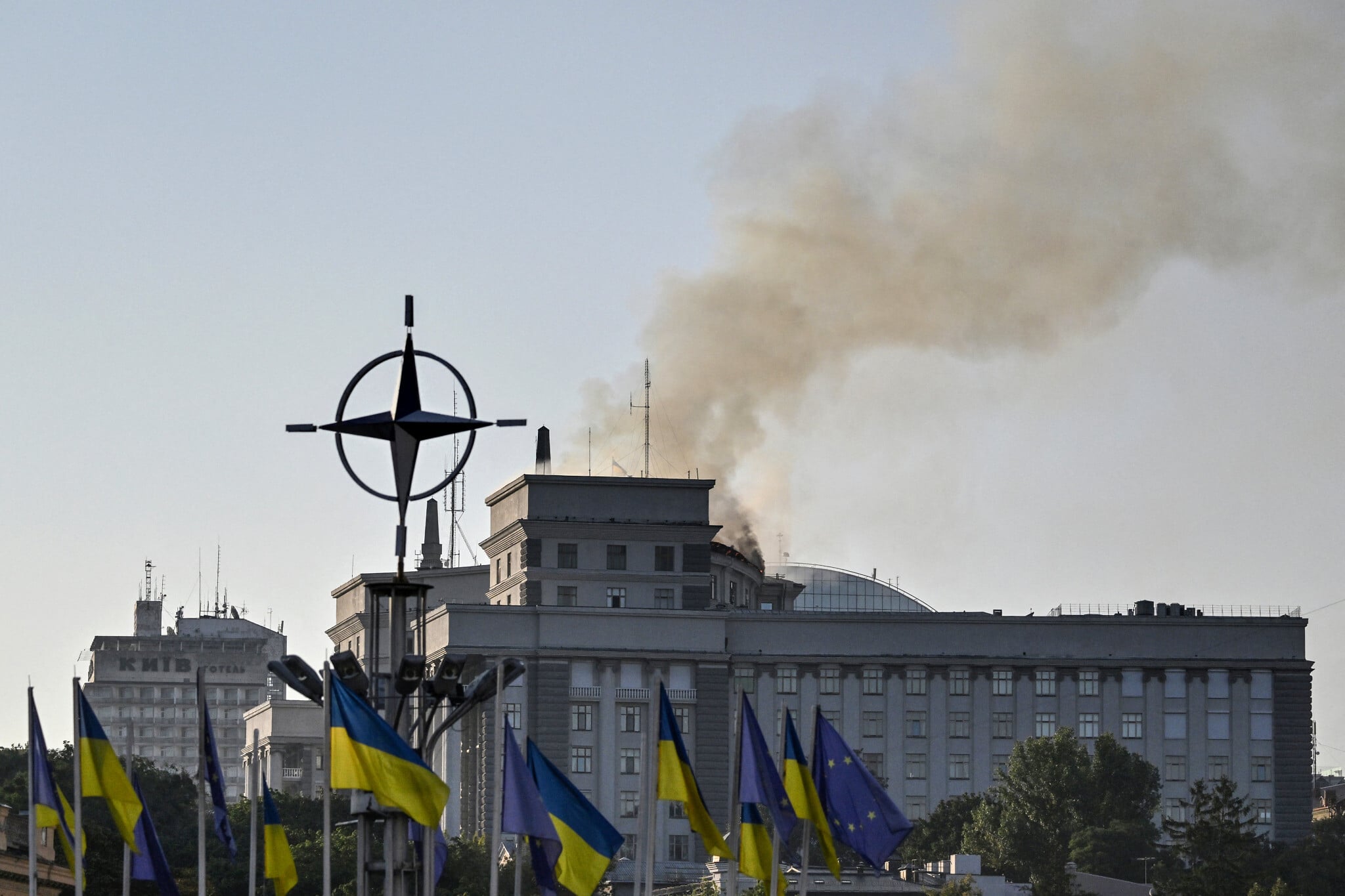 Пожар в здании правительства Украины после российского удара по Киеву