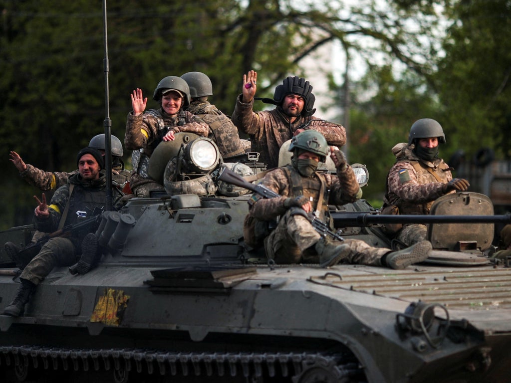 Украинские военнослужащие на бронемашине в Харьковской области