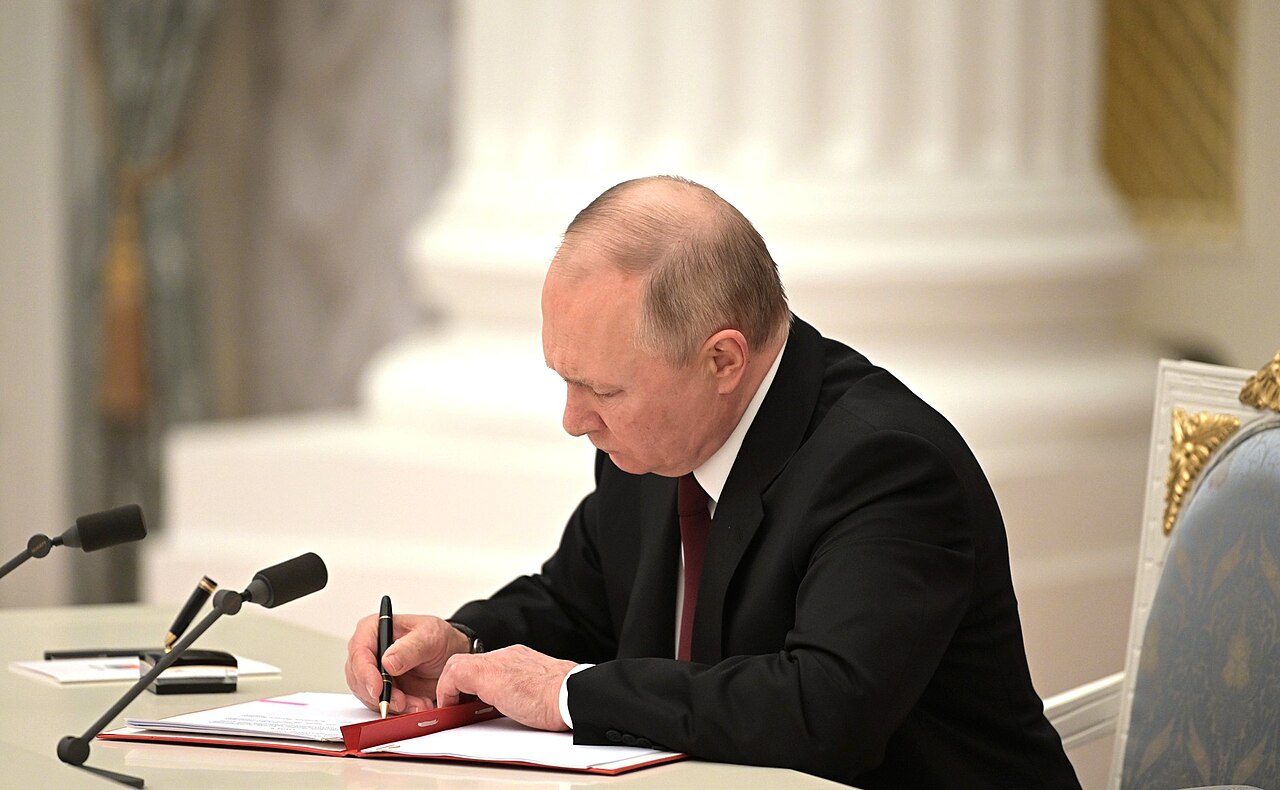 Владимир Путин подписывает указы о признании оккупированных территорий Украины