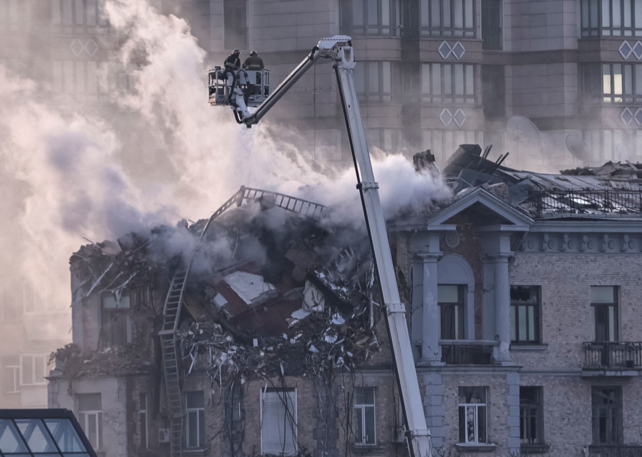 Пожарные тушат здание в Киеве после российского удара беспилотниками