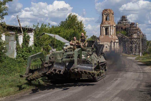 Украинские военнослужащие на бронемашине у границы с Курской областью