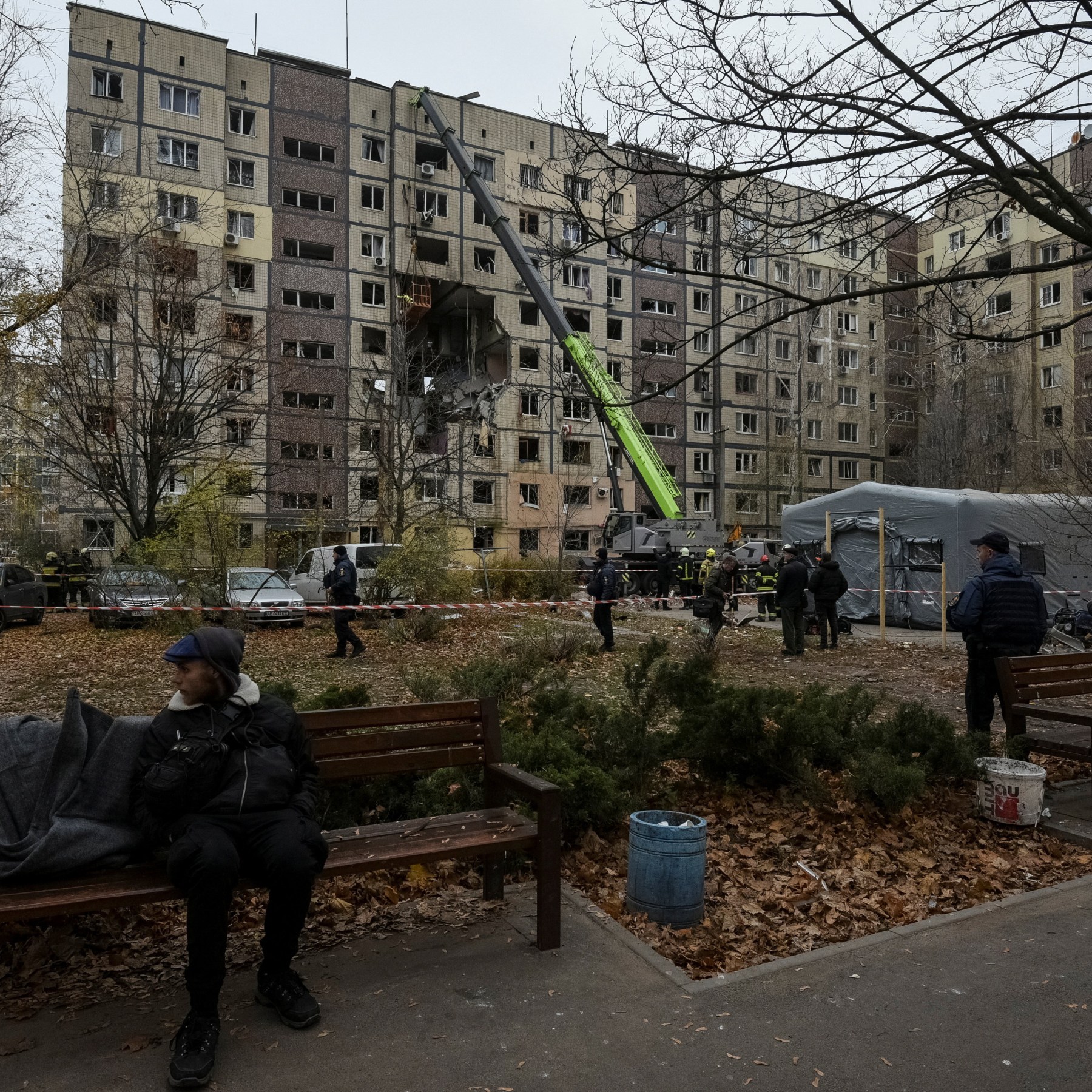 Спасатели разбирают завалы повреждённого российским ударом жилого дома в Днепре