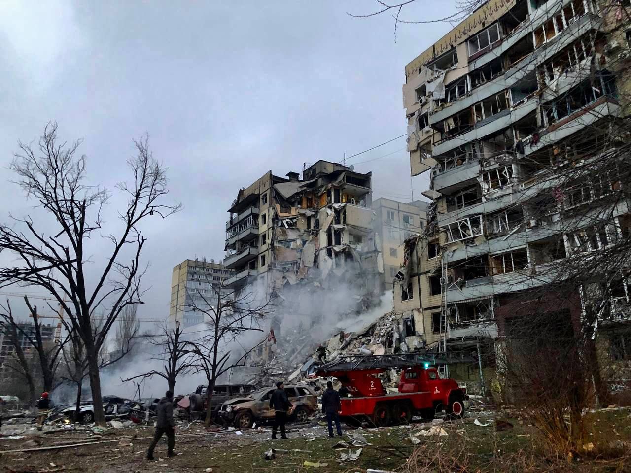 Разрушенный российской ракетой жилой дом в Днепре