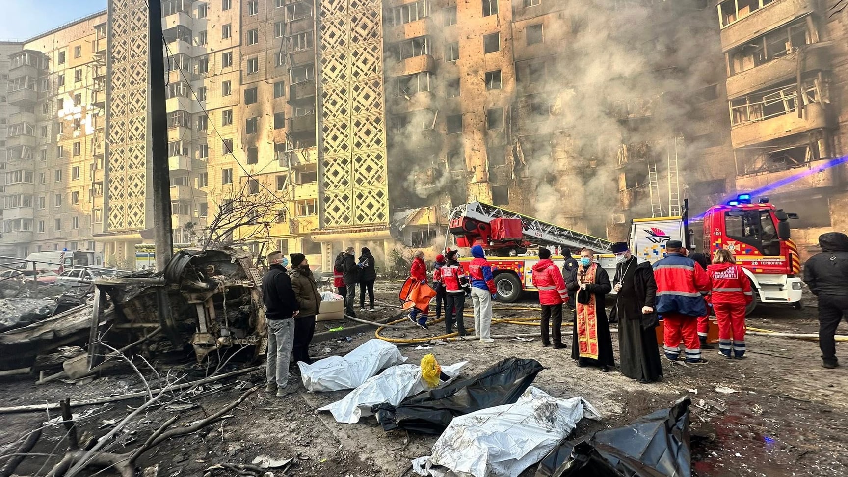 Спасатели у разрушенного многоэтажного дома в Тернополе