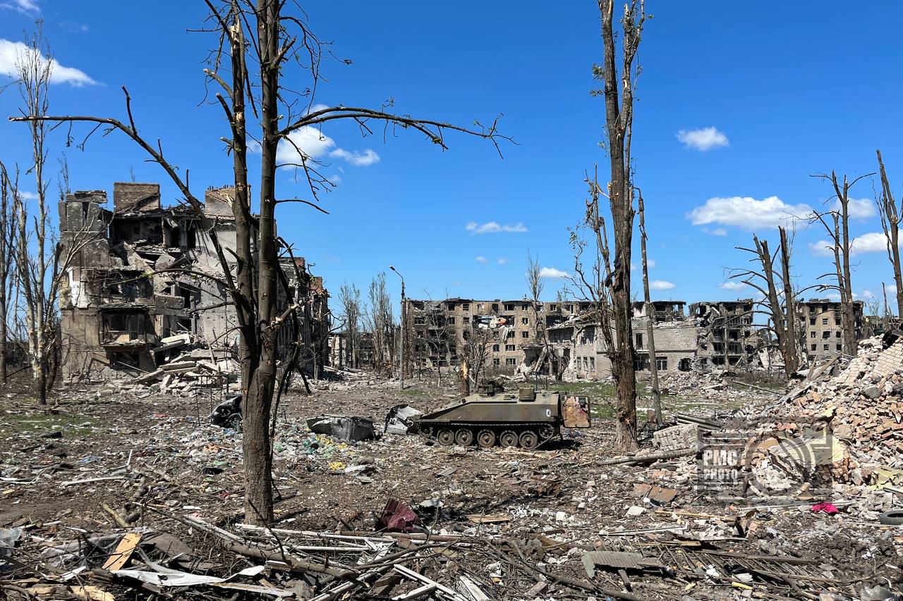 Украинские военнослужащие в разрушенном Бахмуте