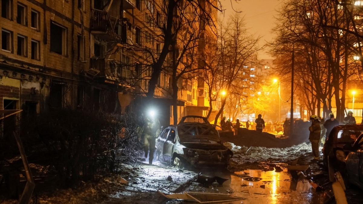 Повреждённый жилой дом в Киеве