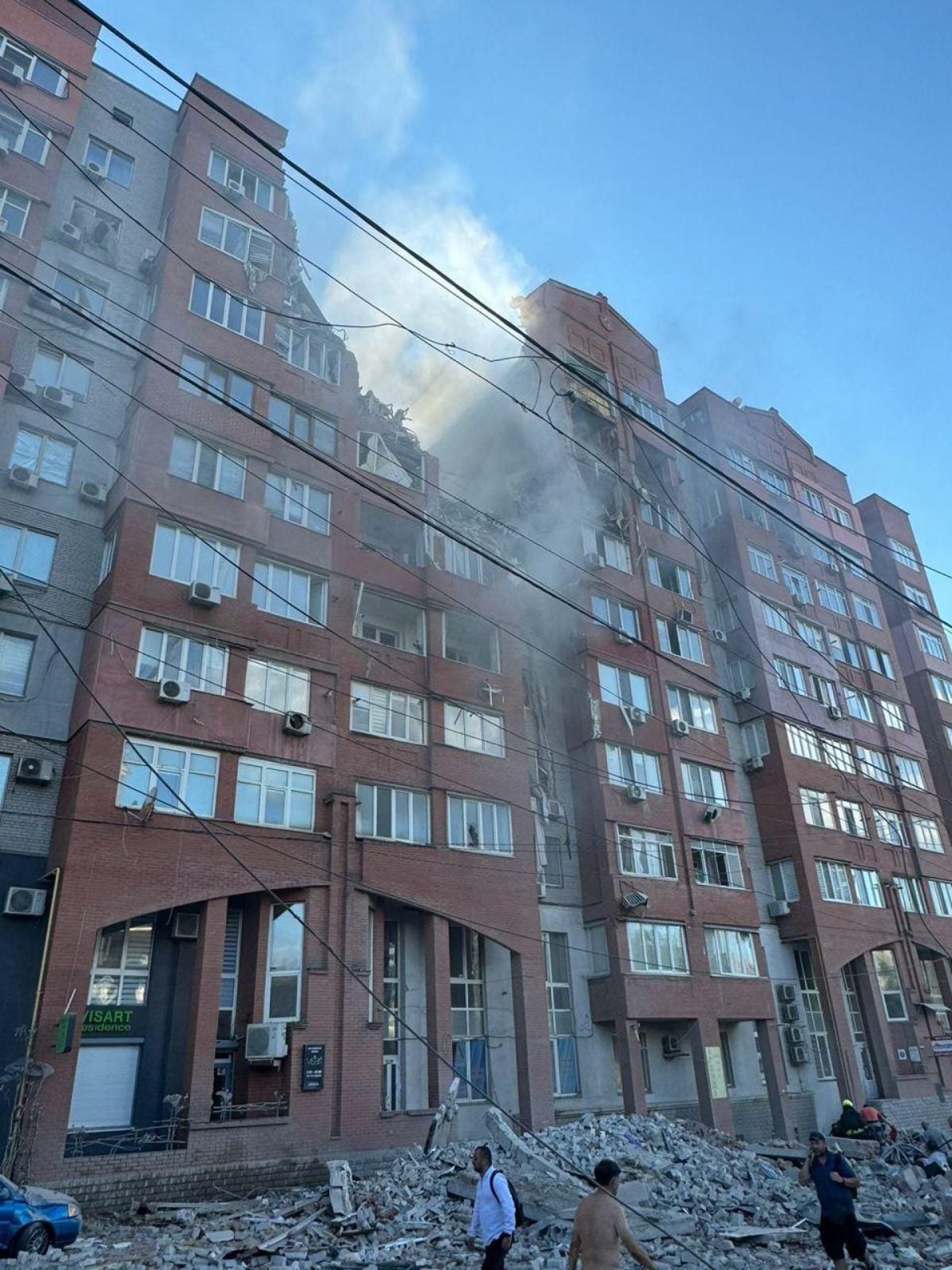 Разрушенные верхние этажи жилого дома в Днепре