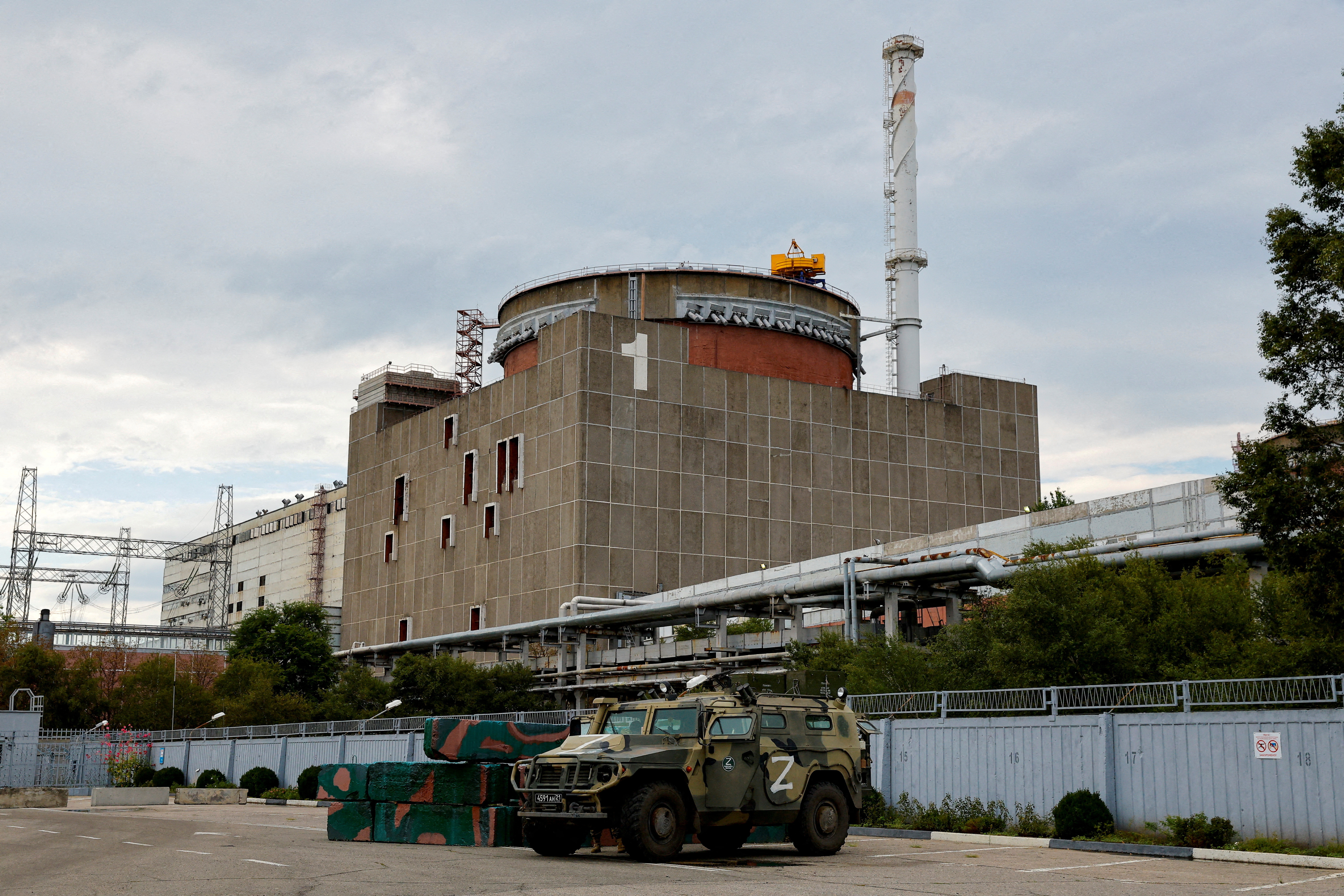 Российская бронемашина у Запорожской атомной электростанции