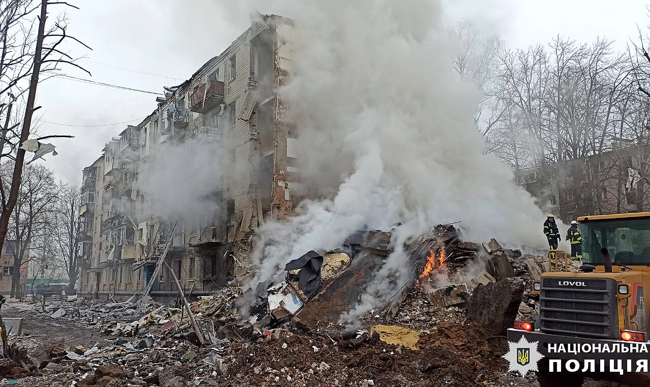 Разрушенный российским ракетным ударом жилой дом в Харькове