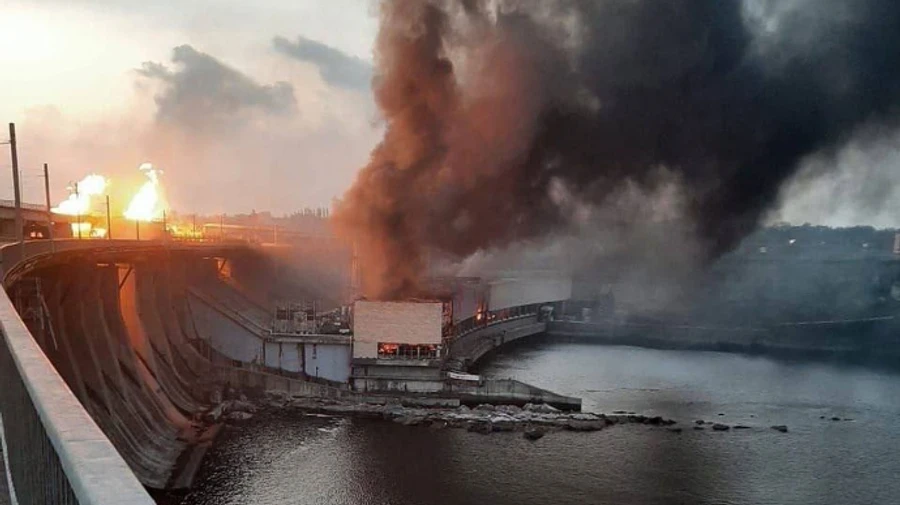 Пожар на Днепровской гидроэлектростанции после российского ракетного удара