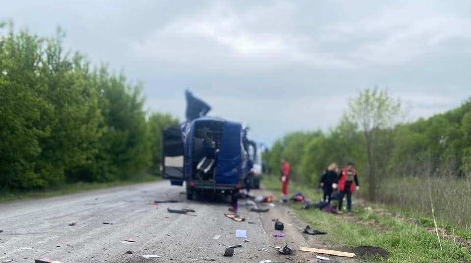 Разрушенный автобус после российского удара беспилотником возле Белополья