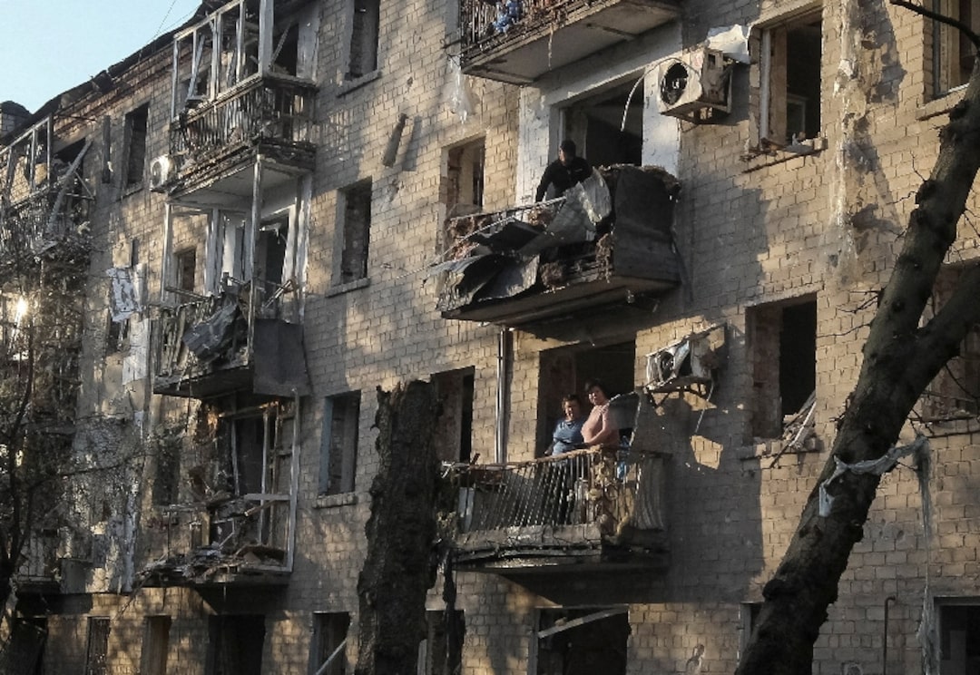 Повреждённый жилой дом в Днепре после ракетного удара
