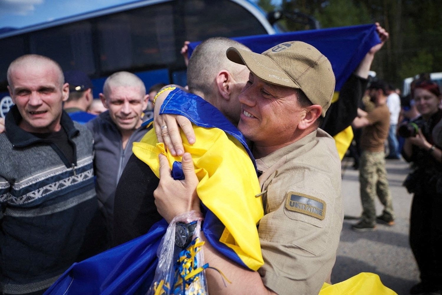 Украинский военнослужащий встречает освобождённого из плена