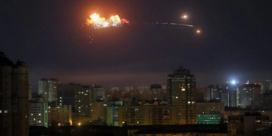 Вспышки в небе над Одессой во время атаки российских беспилотников