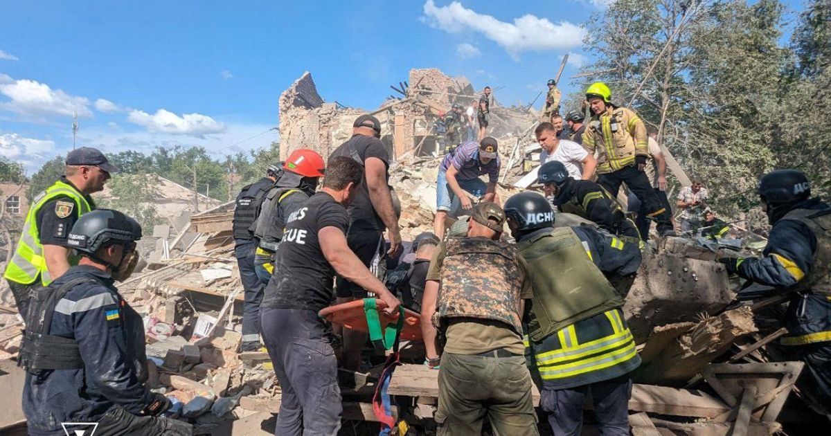 Спасатели выносят пострадавшего после российского удара по Кривому Рогу