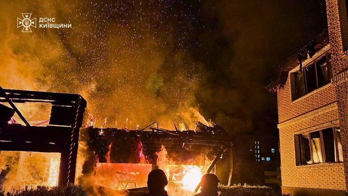Пожар после российского удара беспилотником в Киевской области