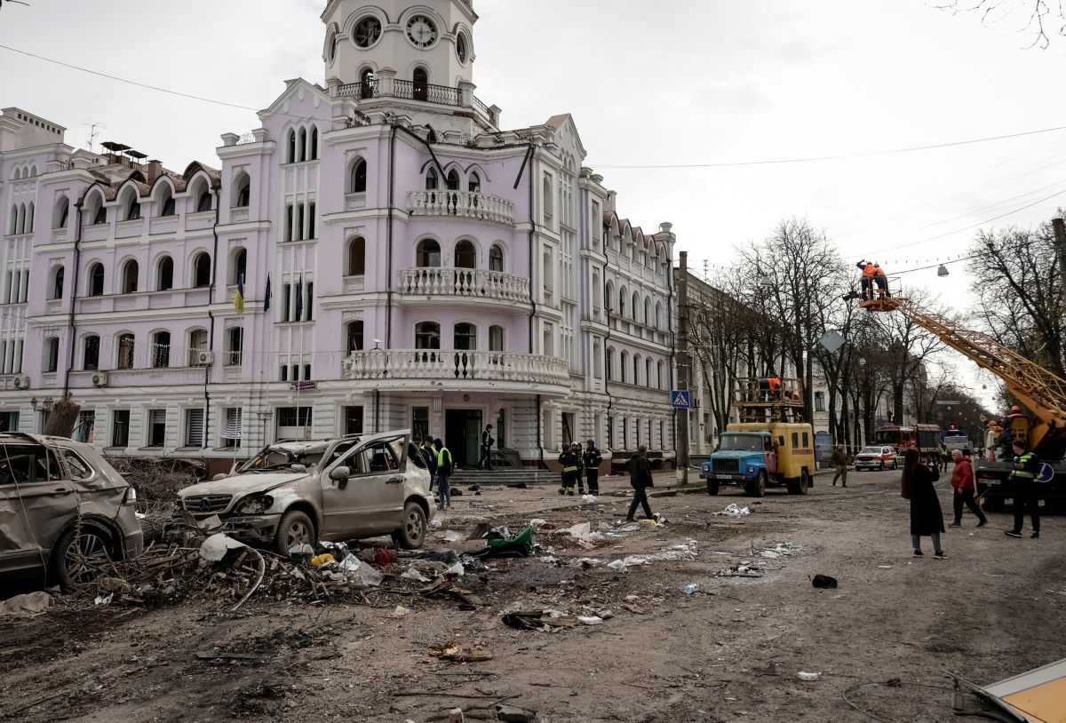 Разрушения в центре Сум после российского ракетного удара
