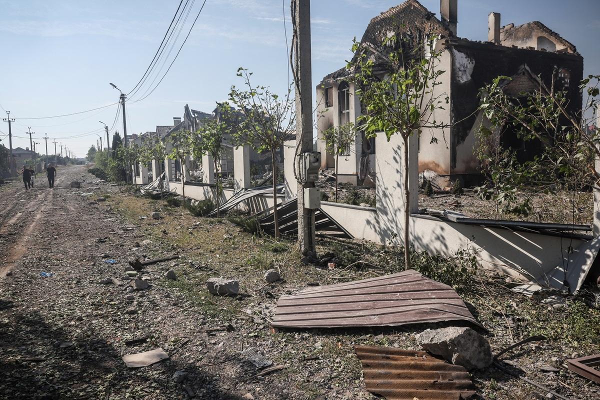 Повреждённые дома в селе Мыла после российского удара и взрывов на складе боеприпасов